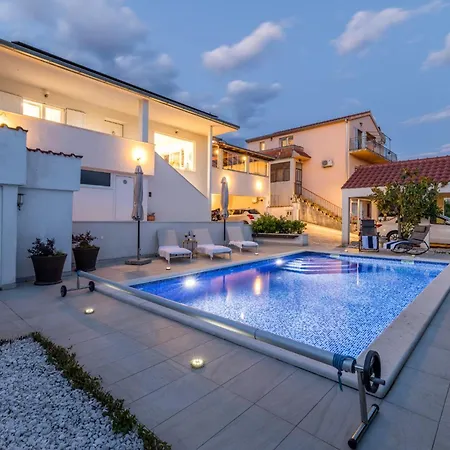 M Villa *