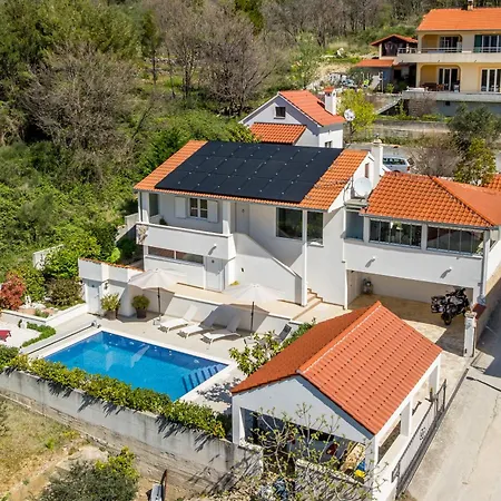 Vila M Tugare