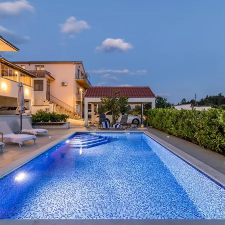 Vila M *